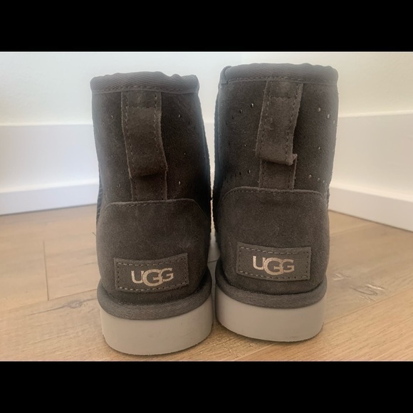 Ugg WOMENS MINI GRAY NEW WITHOUT BOX SIZE 6. # snowboard ski winter cold boot - Picture 2 of 6